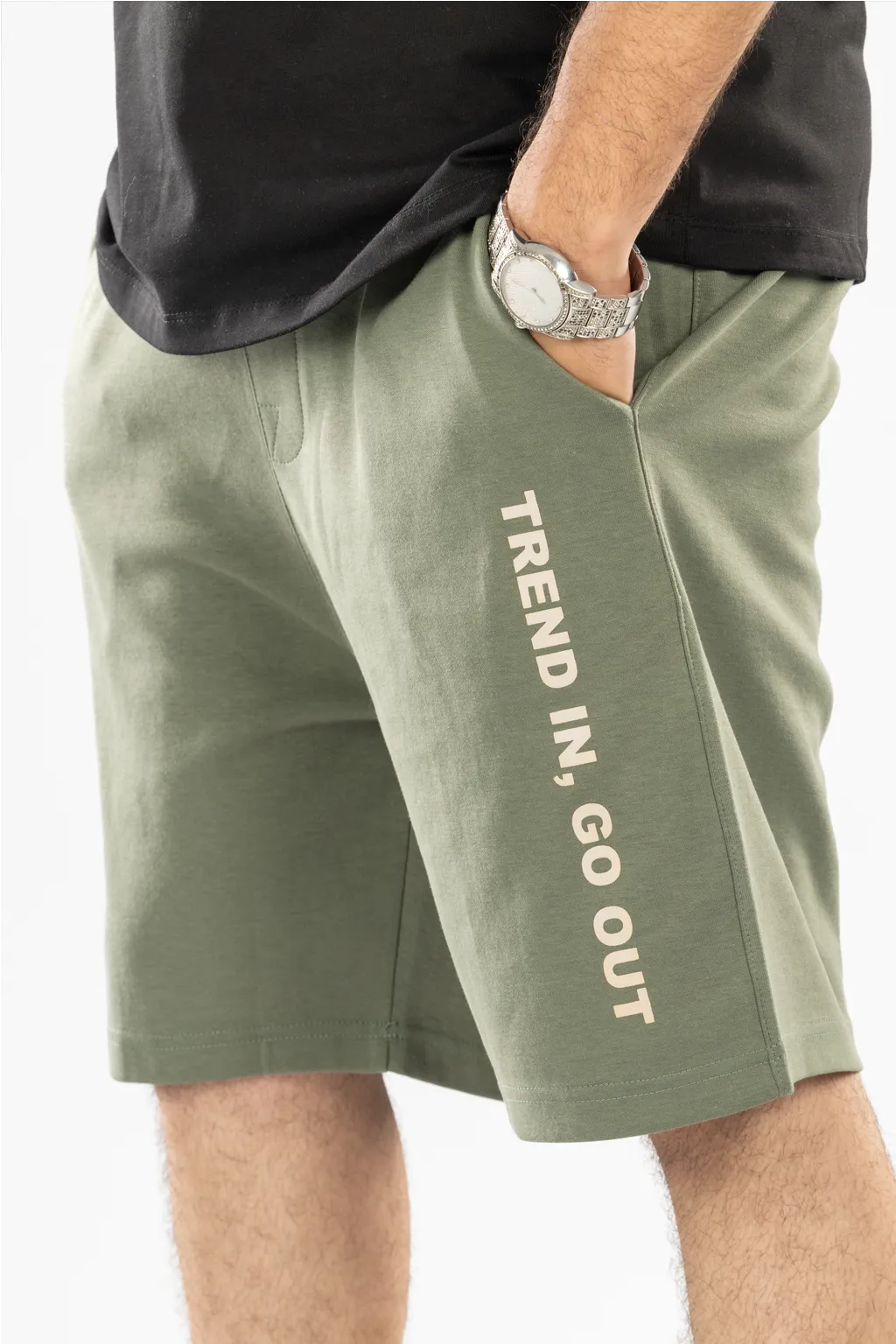 Trend in go out printed short